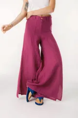 Pantalón de lino color beige, de corte palazzo y tiro alto.