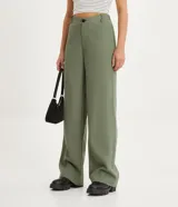 Pantalón sastrero verde oliva de corte recto y tiro alto, con cintura elastizada y pinzas.