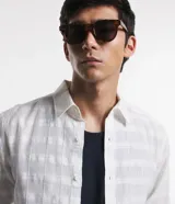 Camisa de hombre de manga larga, corte regular, color blanco, con cuello inglés y textura grid tejida en el plano.