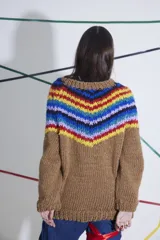 Sweater tejido a mano en lana merino color marrón con cuello redondo y diseño de rayas horizontales de colores en la parte superior. De calce holgado con cuello a la base y puños.