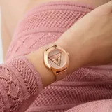Reloj Guess para mujer, modelo GW0835L3, con caja y malla de acero inoxidable color oro rosa. La esfera está adornada con cristales y presenta el logo triangular de la marca.