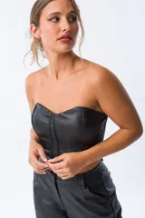 Top negro strapless tipo corset, confeccionado en cuero sintético.