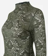 Blusa de encaje floral color verde musgo, con cuello alto y mangas largas.