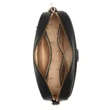 Bandolera Guess Meridian chica color negro, con correa extraíble de ecocuero a tono y logo triangular metálico dorado en el frente.