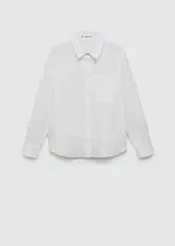 Camisa verde de lino con cuello camisero, manga larga con puños abotonados, bolsillo de parche en el pecho y cierre frontal con botones.