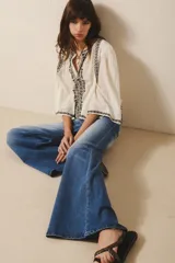 Pantalón de jean azul claro, corte palazzo y tiro alto.