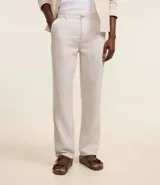 Pantalón de lino blanco de corte recto, con trabillas en la cintura, cierre tradicional y bolsillos laterales.