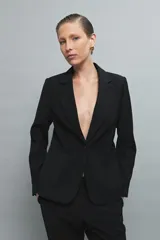 Blazer negro de corte clásico con un botón al frente y solapas, diseño sofisticado.