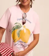 Remera rosa de algodón con cuello redondo y mangas cortas. Estampa frontal con ilustración de limones y texto "Limone Amalfi".