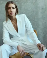 Collar con dije circular irregular de alpaca y plata 925, con hilo de algodón natural.