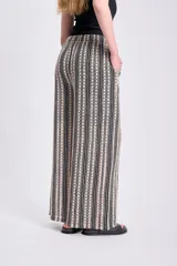 Pantalón ancho de tejido de punto (crochet) con patrón geométrico en blanco y negro.