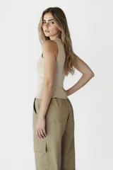 Musculosa color beige de tejido acanalado y corte ajustado.
