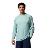 Remera blanca de manga larga para hombre, con tecnología Omni-Shade™ Broad Spectrum UPF 50 y Omni-Wick™ de secado rápido. Logo de Columbia PFG en el pecho y estampado vertical con las siglas PFG en la manga derecha.