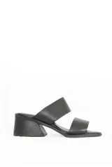 Sandalias de cuero color negro, con dos tiras anchas sobre el empeine y taco cuadrado de 3 cm.
