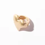 Anillo dorado con forma de corazón.