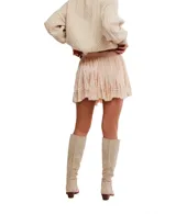 Minifalda de voile color rosado pálido, con cintura ajustable mediante cordón y bajo deshilachado.