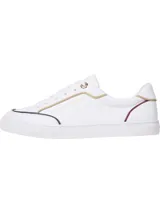 Zapatillas Tommy Hilfiger blancas de cuero sintético, con detalles en azul marino, dorado y rojo.