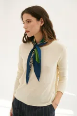 Sweater azul de tejido de punto con cuello redondo y mangas largas.