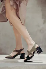 Sandalias de cuero color marrón con tiras cruzadas y taco bloque negro.