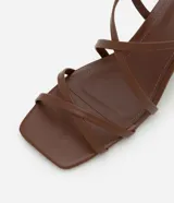 Sandalia marrón con tiras finas, puntera cuadrada y tacón ancho con textura de rafia.