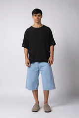Remera negra de tejido tipo lino, corte holgado y cuello redondo. Sin estampas ni bordados.
