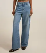Pantalón skater de tiro bajo confeccionado en jeans con lavado dirty, trabillas anchas en la cintura y bolsillos diferenciados.