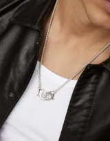 Collar de cadena fina plateada con cierre de mosquetón entrelazado.