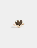 Anillo dorado con forma de corazón.