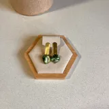 Aros colgantes con base dorada y dije de nácar irregular color verde azulado.