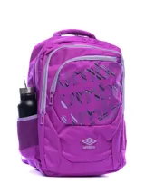 Mochila de color morado intenso con estampado grande y abstracto de la palabra "Umbro" en tonos de morado más claro y negro. Presenta un bolsillo frontal con cierre y un bolsillo lateral de malla para botella. Incluye asa superior y logo Umbro bordado en la parte inferior frontal.