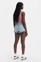 Short de jean celeste con cintura alta, calce ajustado y terminación desflecada.