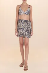 Minifalda con estampado animal print en tonos azul, beige y marrón, con detalle de lazo lateral.