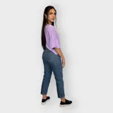 Camiseta lavanda de viscosa con mangas cortas con volados.