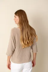 Sweater de algodón color beige, de tejido de punto acanalado, con escote redondo y mangas 3/4.