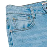 Pantalón de jean celeste de corte ancho, con cierre de cremallera, diseño de cinco bolsillos, remache con el logo de la marca en el bolsillo de mano, parche con el logo de Cat en la cintura trasera y etiqueta triangular envolvente en el bolsillo de parche trasero.