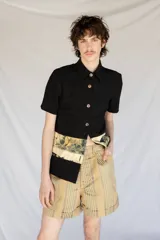 Short unisex color verde con rayas verticales, tiro alto, pinzas y bolsillos.