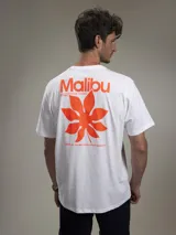 Remera blanca de algodón con estampado en la espalda que incluye la palabra 'Malibu' en naranja, una hoja de palma y la frase 'Beach Bar, Summer Drinks & Fresh Seafood'.