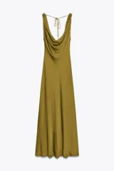 Vestido largo color verde oliva de satén, con escote drapeado y tirantes finos que se atan en la espalda.