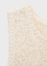 Top tejido de crochet color crema, sin mangas, con cuello redondo y tirantes anchos.