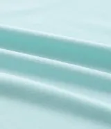 Remera deportiva celeste de poliéster y elastano, con cuello redondo, mangas cortas y tecnología dry fit.