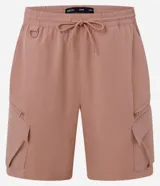 Bermuda masculina de poliéster, corte baggy, con cintura elástica ajustable con cordón y bolsillos cargo con cierre de cremallera.