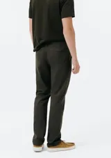 Pantalón de vestir azul marino, de corte slim fit, con bolsillos laterales y traseros.