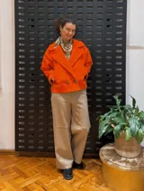 Chaqueta corta de paño color naranja flúor con solapa ancha y forro estampado.