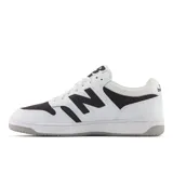 Championes New Balance BB480 de cuero blanco con detalles en negro y suela gris.
