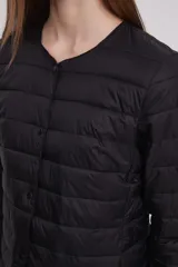 Campera holgada color beige, con cierre frontal y diseño acolchado.