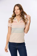 Remera tipo polo color beige con rayas horizontales en tonos pastel.