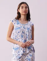 Conjunto de pijama marca René Rofé, compuesto por remera de tejido soft estampado con escote en V y botones, y pantalón capri con cintura elastizada.