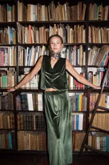 Chaleco de terciopelo azul con corte sastrero y botones al tono.