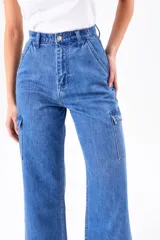 Pantalón jean celeste de corte wide leg con bolsillos cargo laterales.