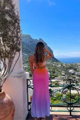 Vestido largo strapless con abertura lateral, color rosa con degradado a lila.